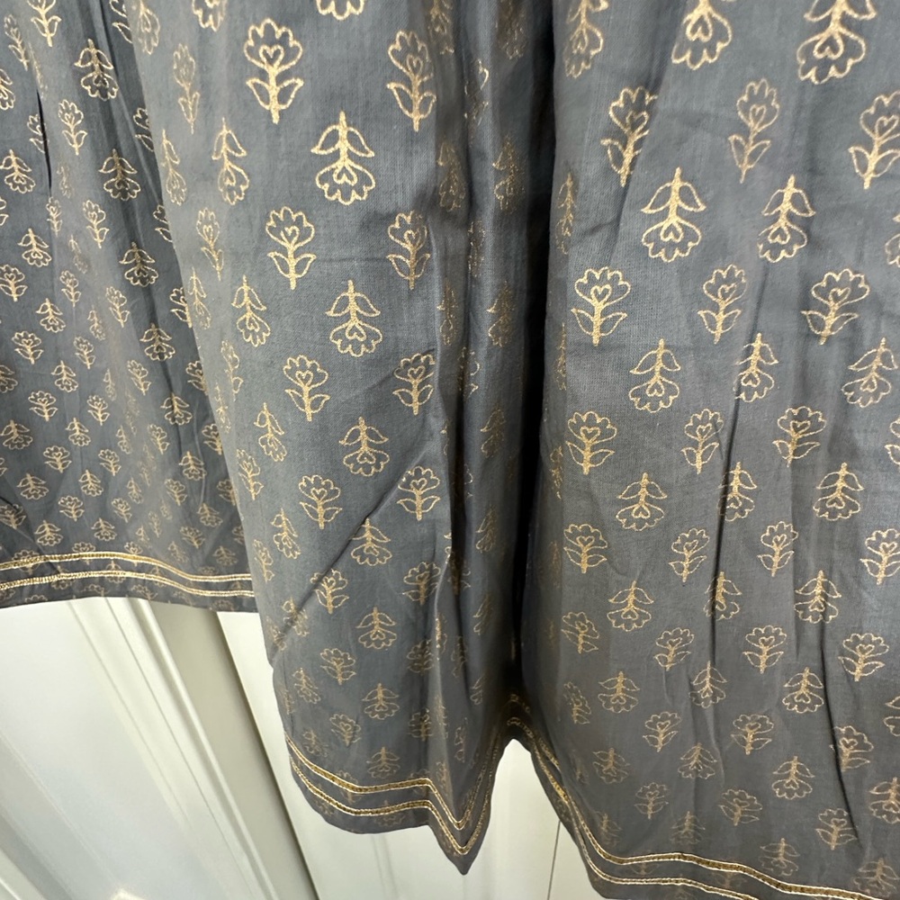SALE‼️Gray and Gold Patterned Gharara and Kameez set in size 25” in pure Cotton. - Picture 7 of 16